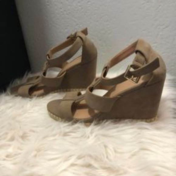 TAN COLORED BRAND NEW WEDGES - Picture 2 of 3